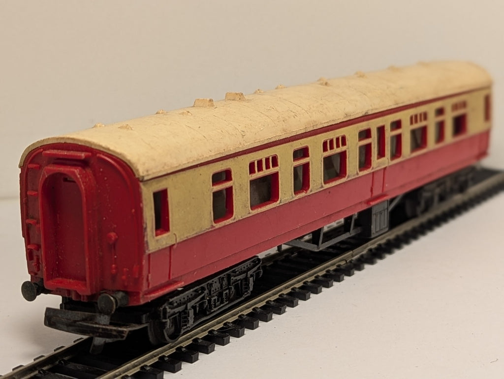 Tri-ang OO Gauge BR Maroon & Cream Composite Coach (Missing Buffer)