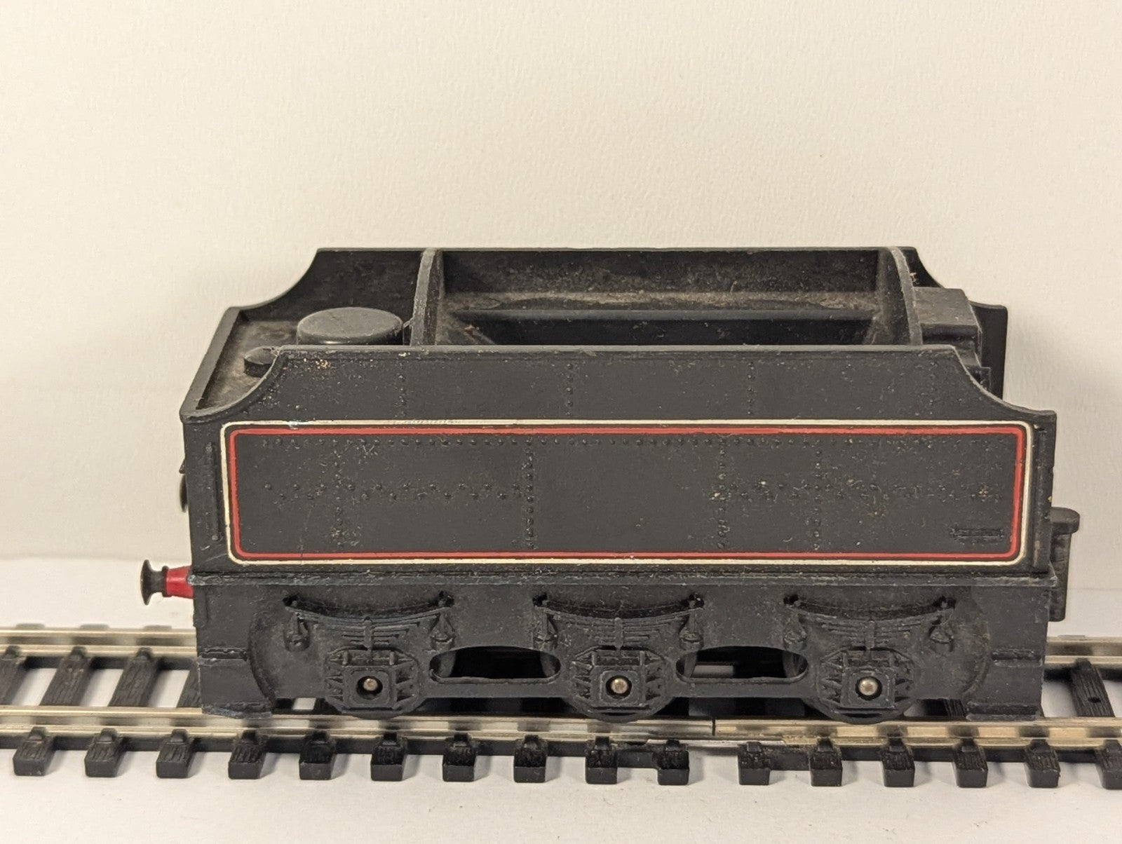 Tri-ang R33 OO Gauge BR Black Class 3F Tender – Missing Crest & Coupling