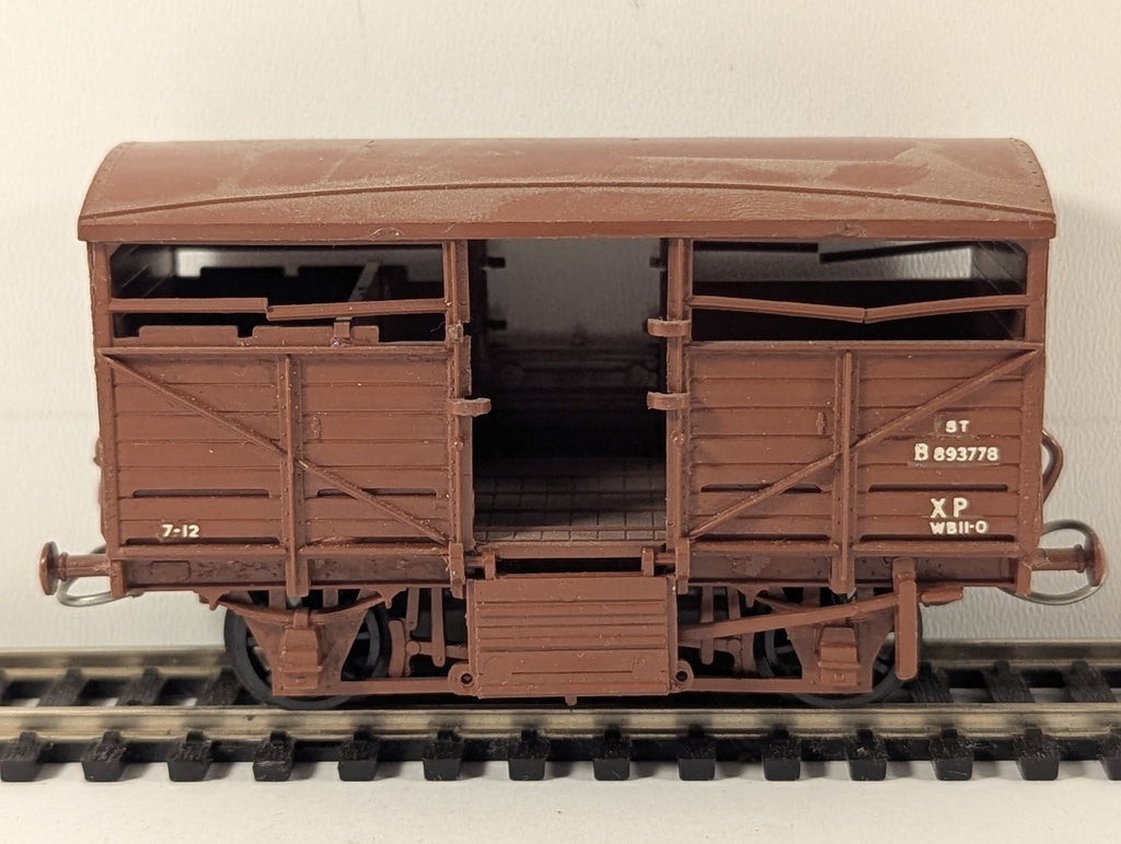 Airfix OO Gauge BR 8 Ton Cattle Wagon Goods Wagon B893778 BR Brown 54303