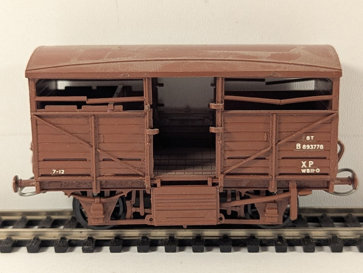 Airfix OO Gauge BR 8 Ton Cattle Wagon Goods Wagon B893778 BR Brown 54303