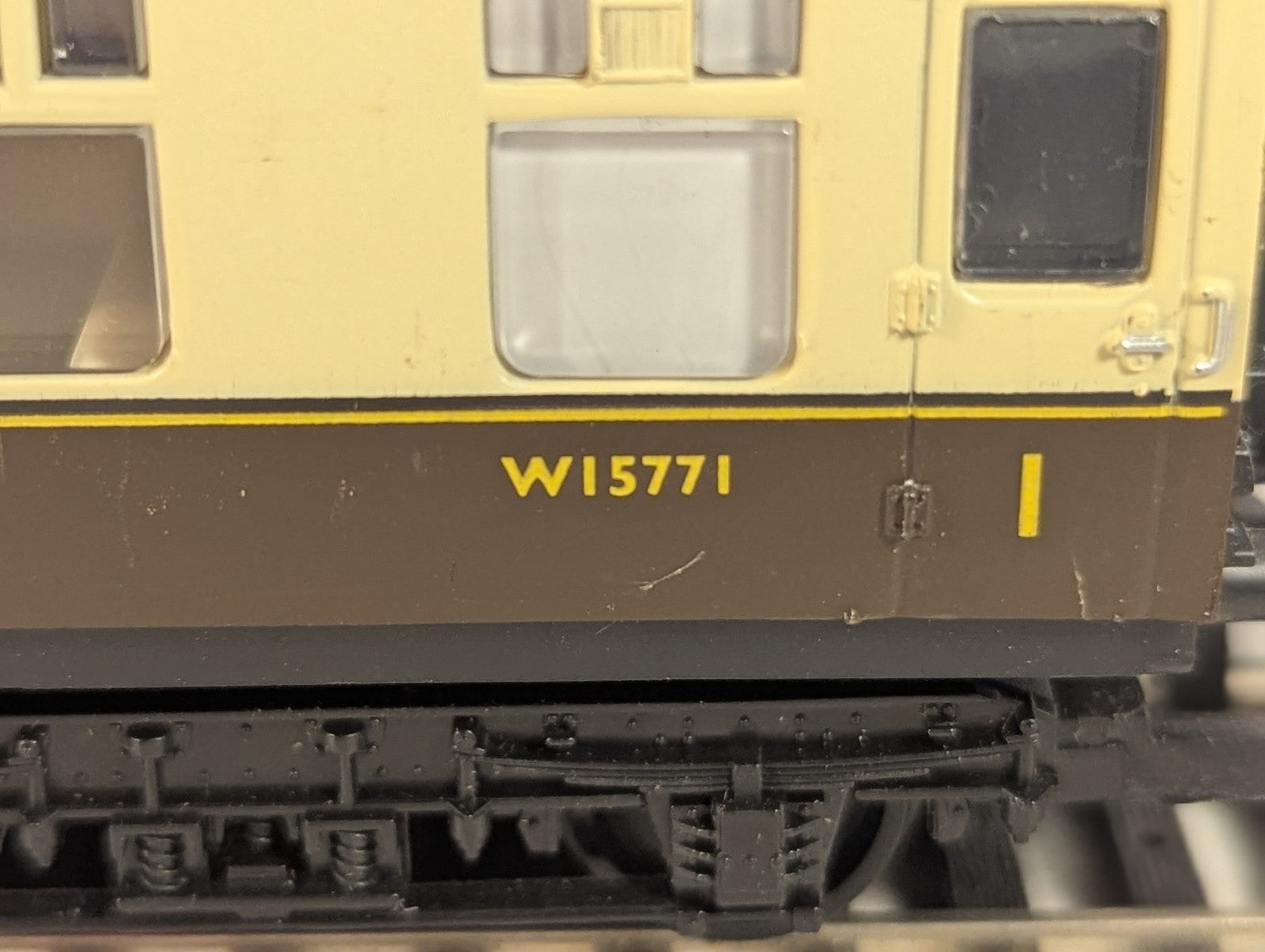 Hornby OO Gauge BR Western Region Mk1 Composite Corridor Coach