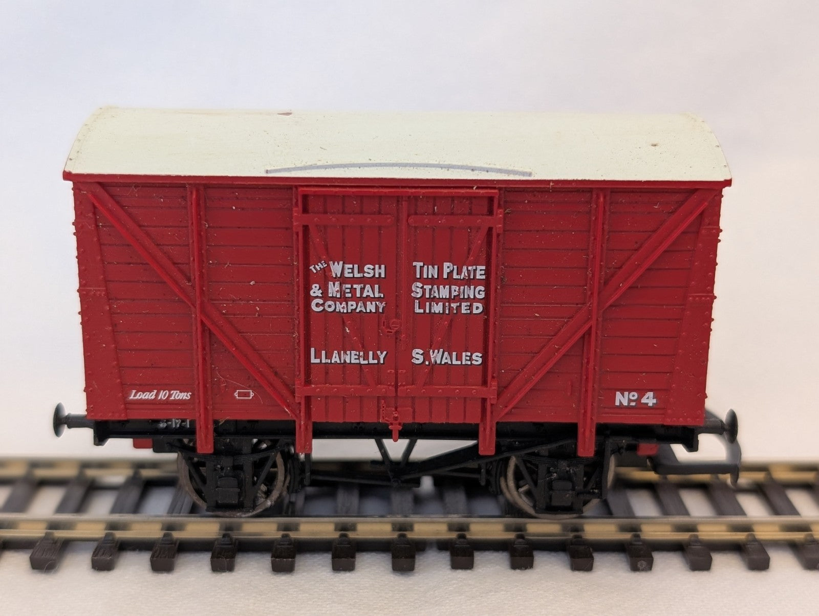 Hornby OO Gauge The Welsh & Metal Company Ventilated Van Goods Wagon