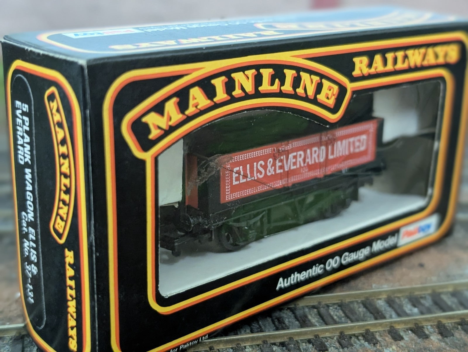 Mainline 37-131 OO Gauge 5 Plank Wagon Ellis & Everard Ltd No. 136  Boxed
