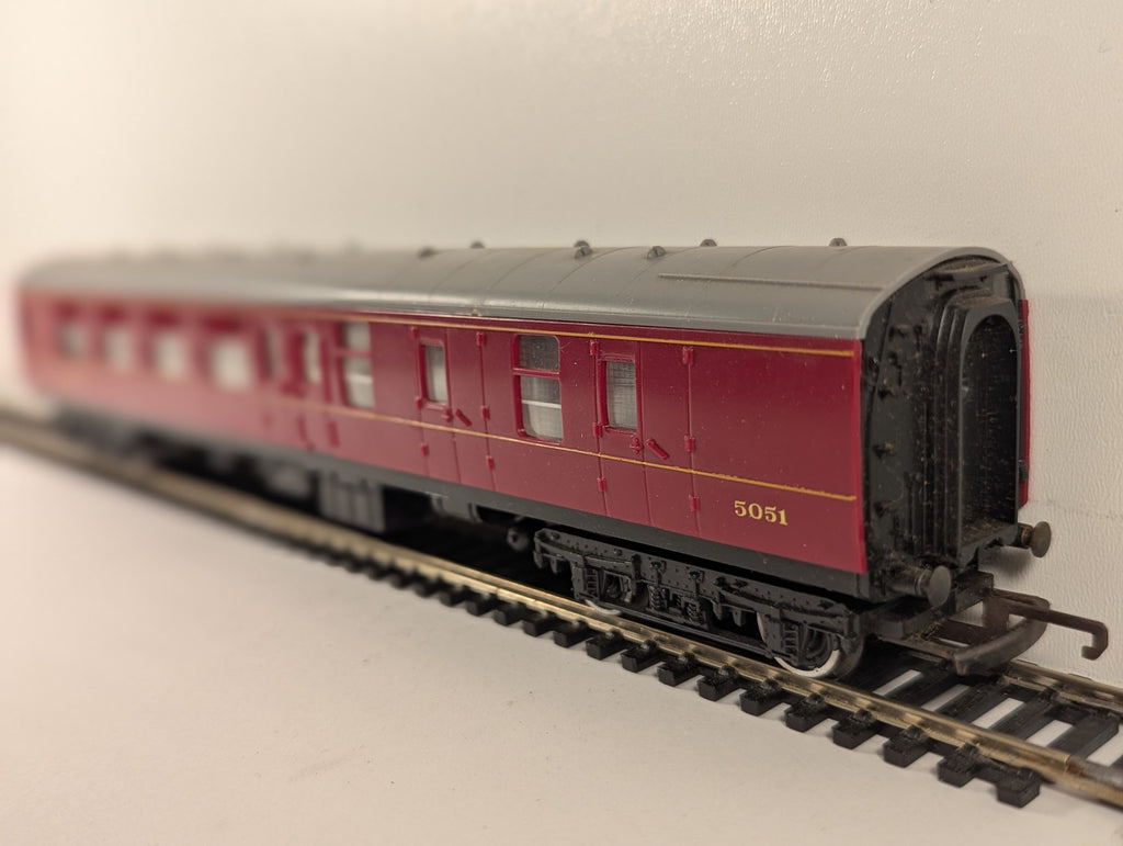 Tri-ang OO Gauge LMS Brake First Coach Passenger Coach 5051 LMS Maroon R.334