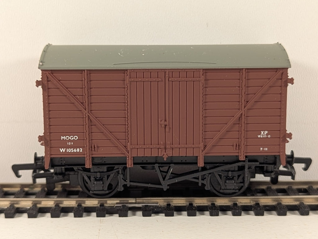 Mainline 37412 OO Gauge BR Bauxite 12T Mogo Van - Boxed