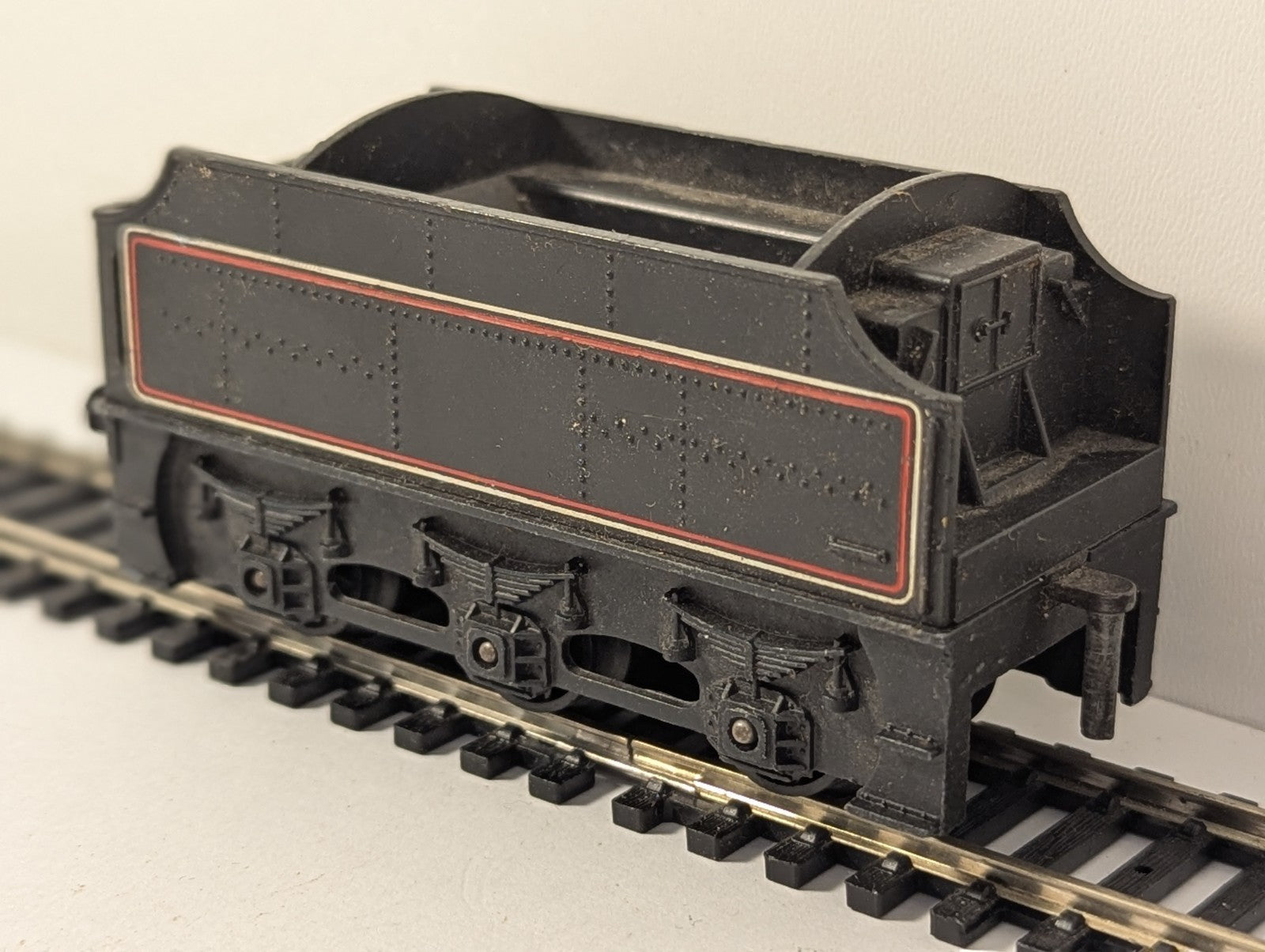 Tri-ang R33 OO Gauge BR Black Class 3F Tender – Missing Crest & Coupling