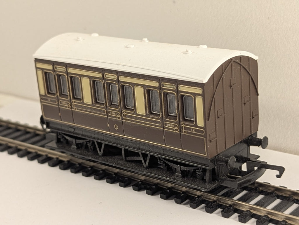 Hornby OO Gauge GWR Chocolate and Cream 4-Wheel Composite Coach