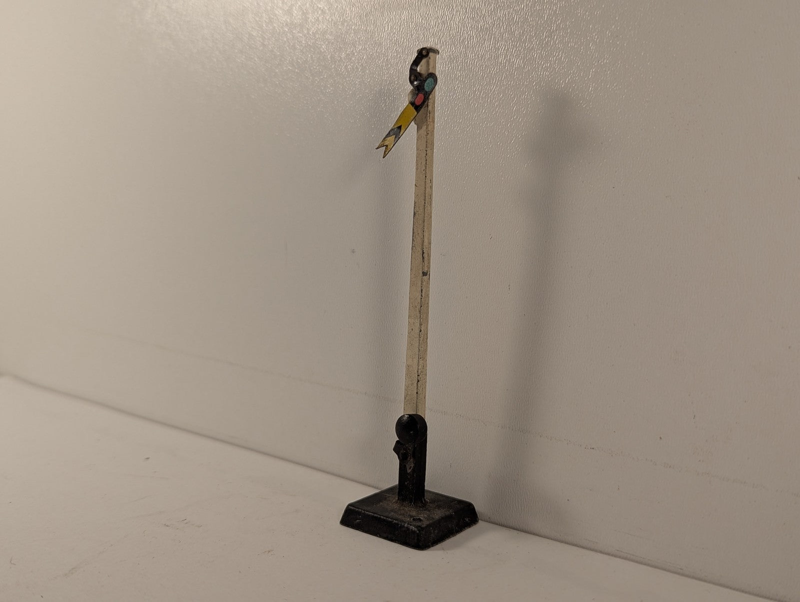 Hornby OO Gauge No. 1 Distant Signal Yellow and black arm with white post