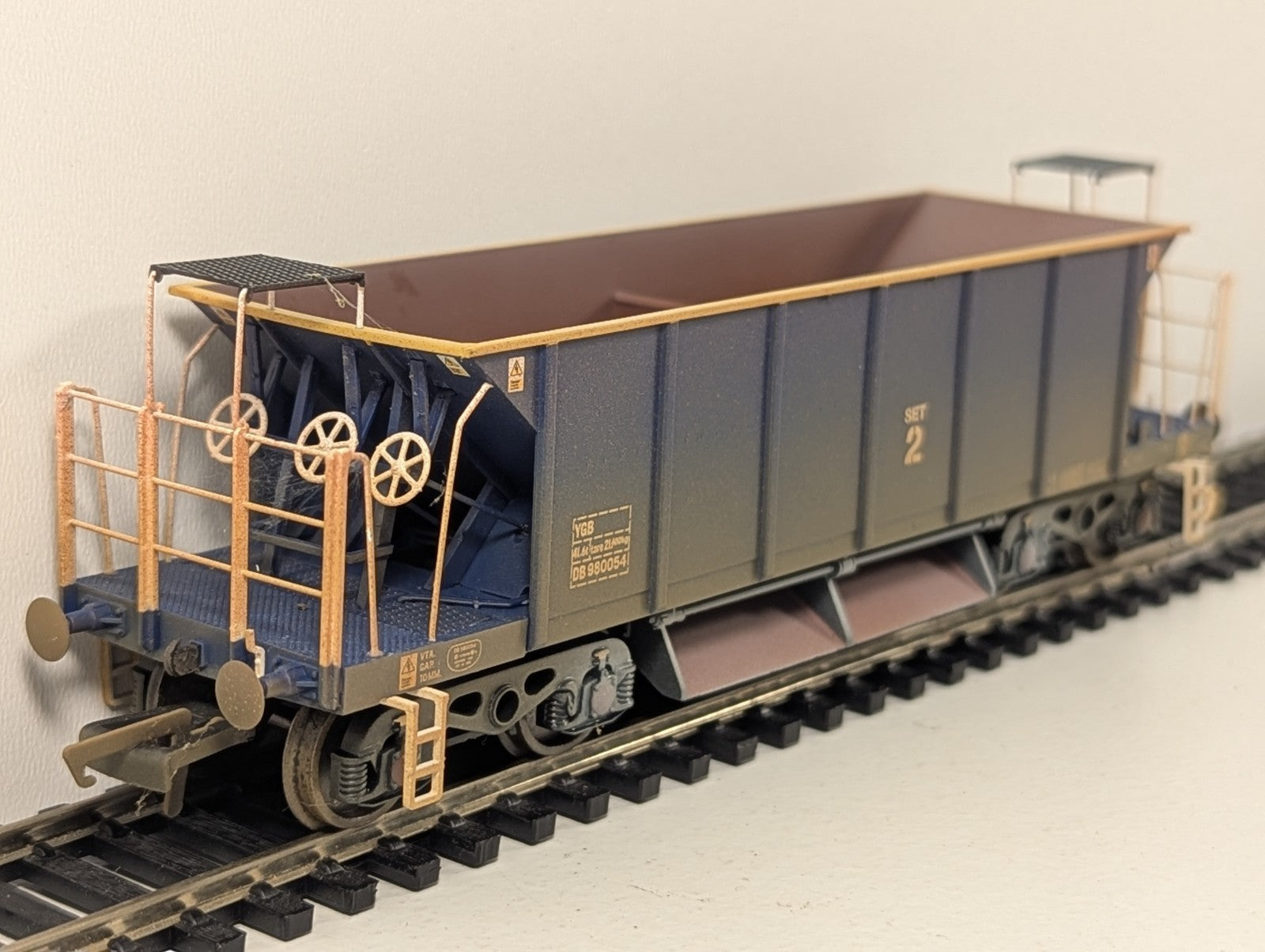 Hornby R6287C OO Gauge YGB “Seacow” Hopper DB980054 – Factory Weathered