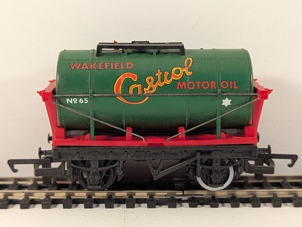 Hornby R127 OO Gauge Green Wakefield Castrol Motor Oil Tank Wagon