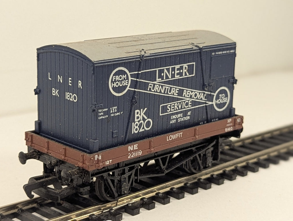 Mainline OO Gauge LNER Lowfit Wagon with LNER Furniture Removal Container