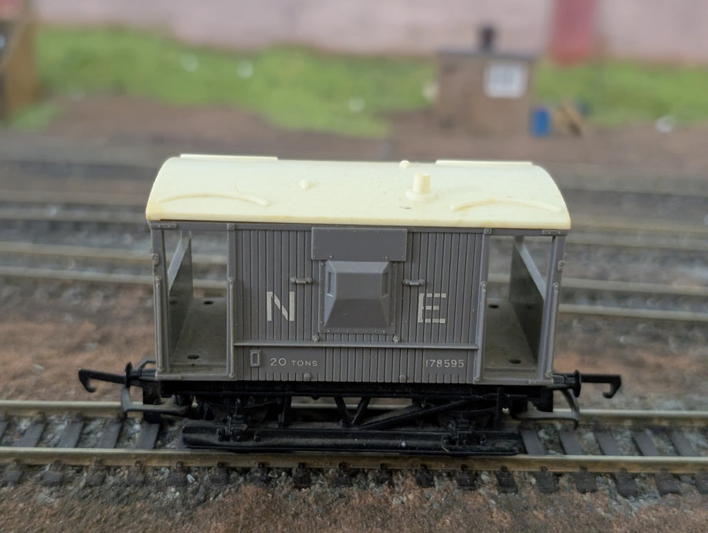 Hornby N.E. Brake Van 78595 R114 OO Gauge
