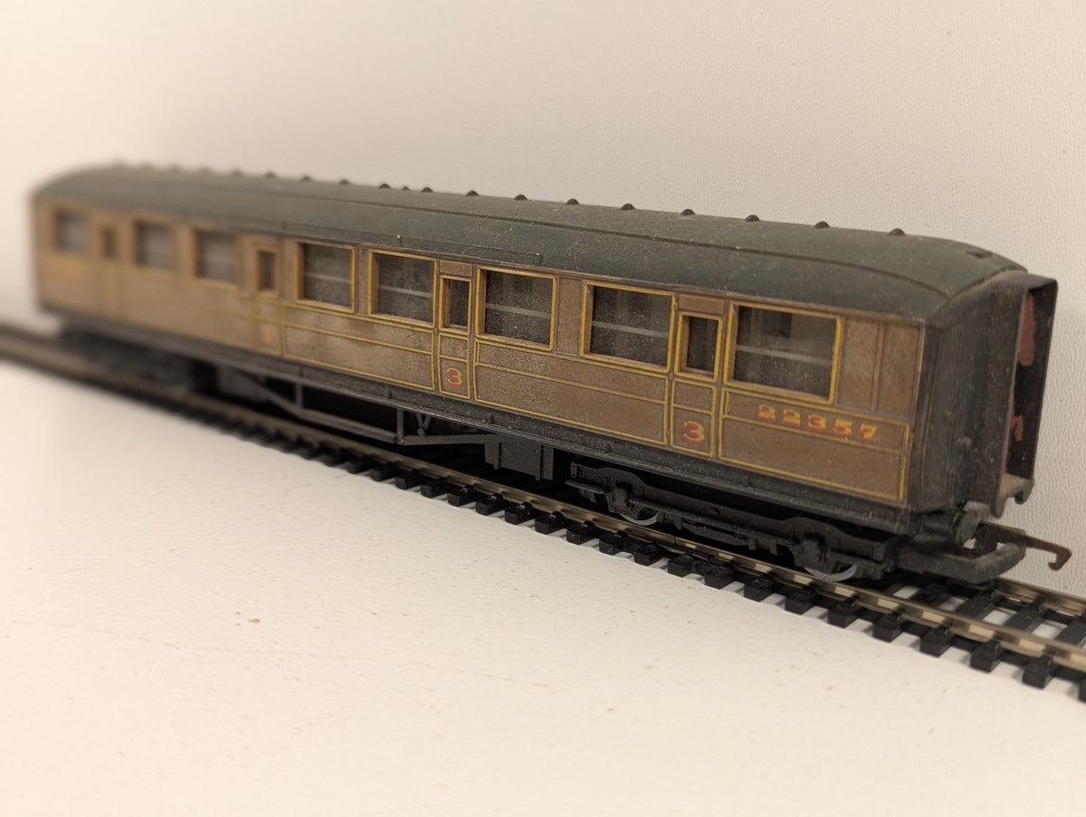 Hornby OO Gauge LNER Gresley Teak Corridor Composite Coach (Repainted Roof)