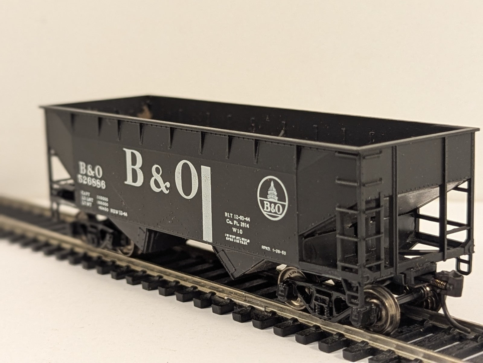 Athearn HO Gauge 34ft 2-Bay Flat-End Hopper (Offset with Square End)