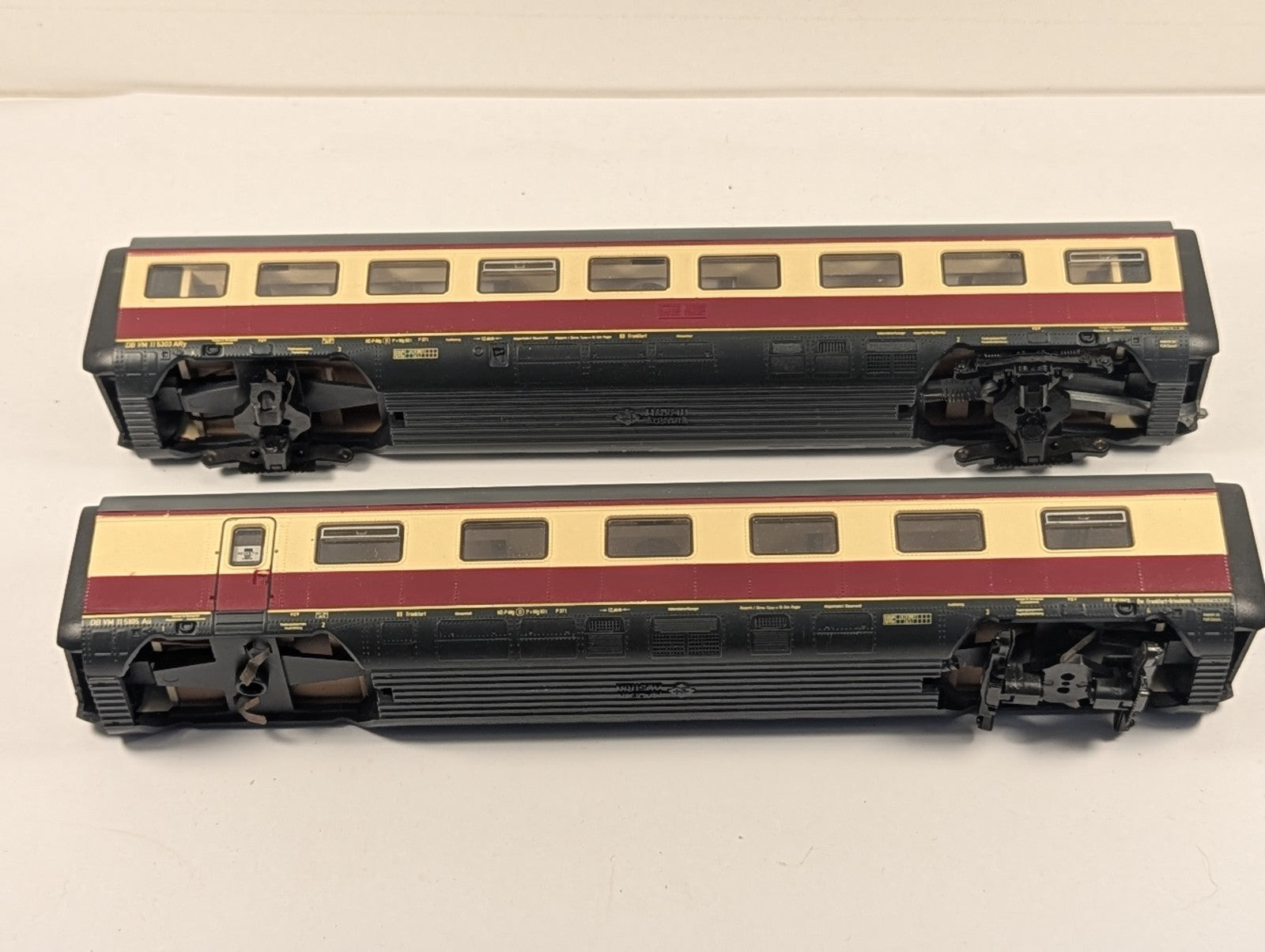 Roco H0eGauge Deutsche Bundesbahn Passenger Coaches - Missing Couplings & Wheels