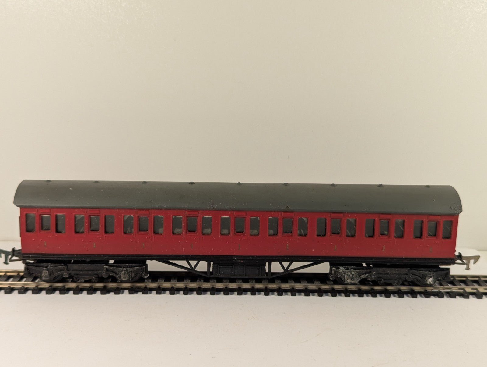 Graham Farish OO Gauge 1st Class Suburban Coach Maroon Boxed