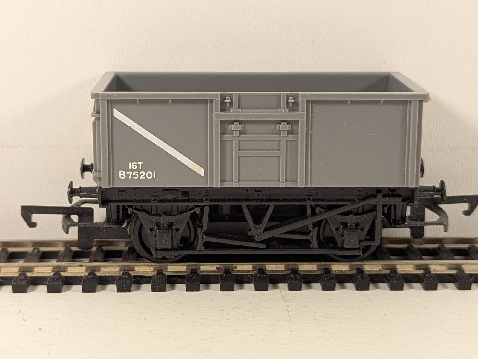 Hornby OO Gauge 16 Ton Mineral Wagon Goods Wagon B75201 BR Grey
