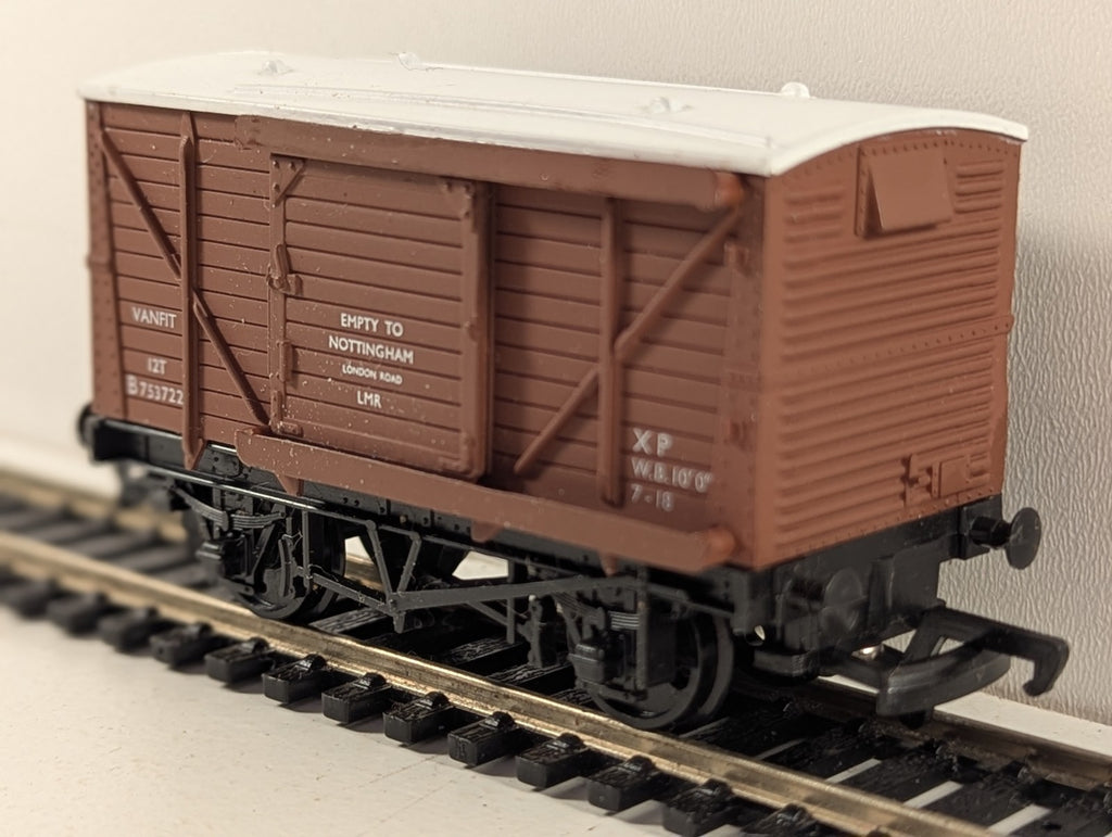 Mainline Railways BR Brown Ventilated Van OO Gauge