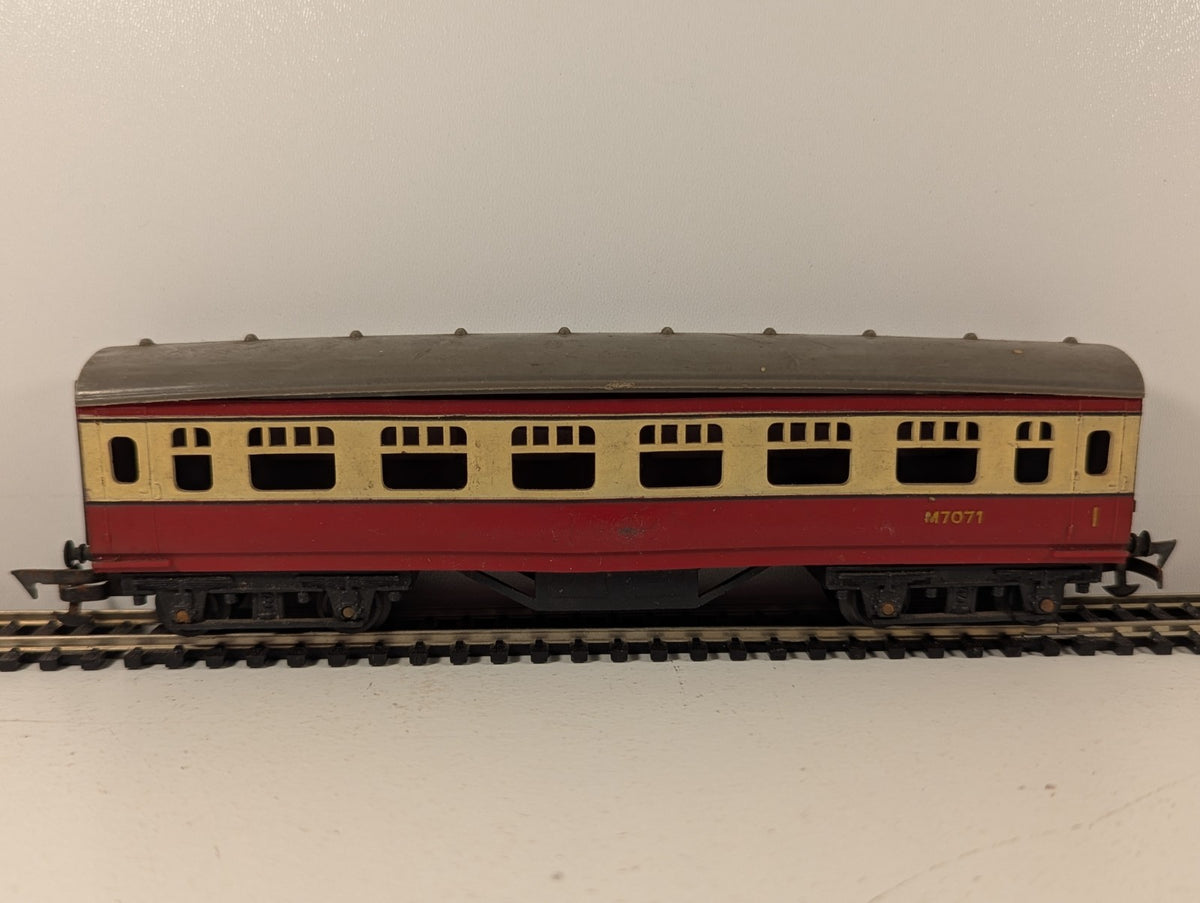Tri-ang OO Gauge Crimson & Cream Corridor Coach (Bent Roof)
