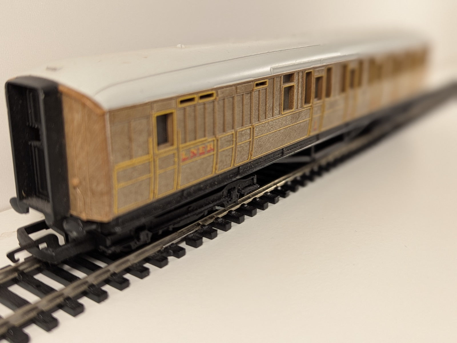 Hornby R4333 LNER Teak Brake Coach – 4237