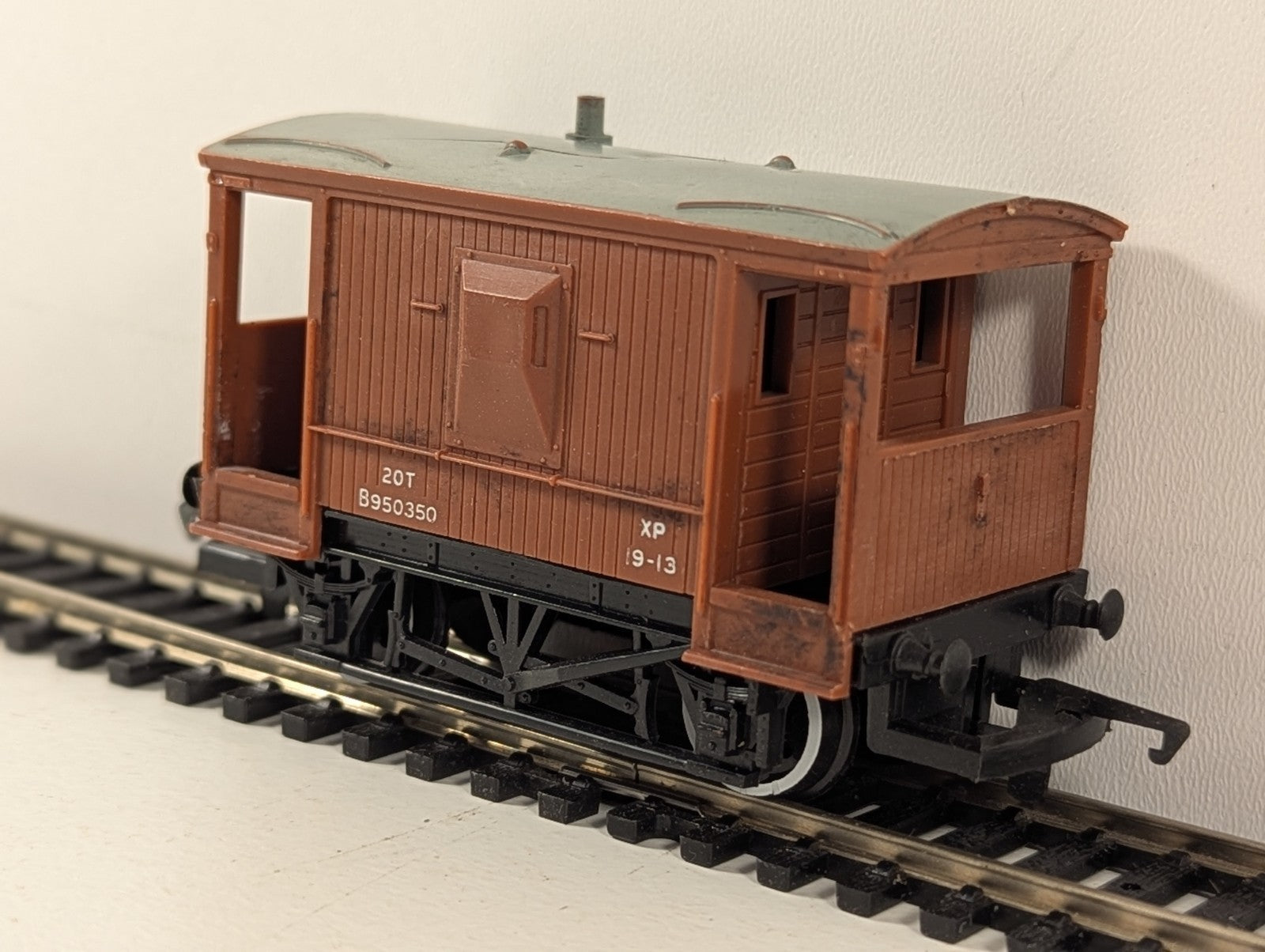 Hornby R239X020 BR 20 Ton Brown Brake Van