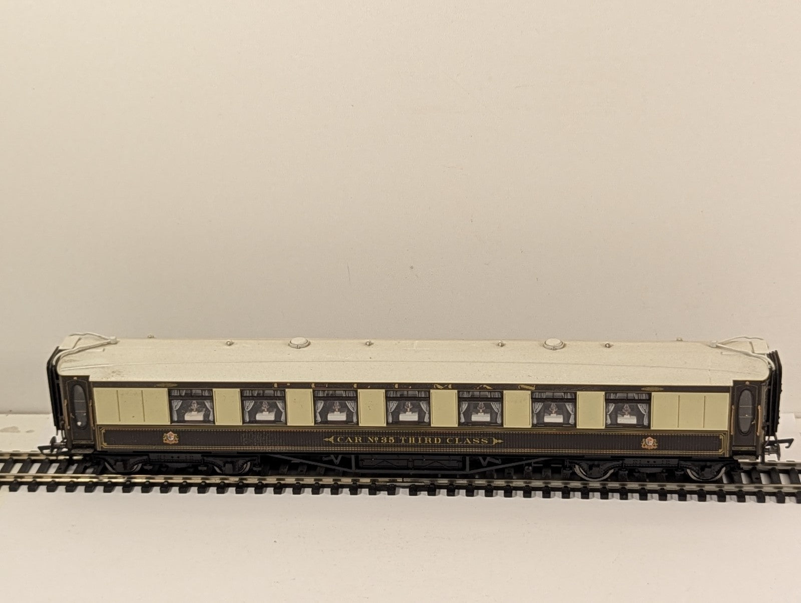 Hornby OO Gauge Pullman Car No. 35 Third Class Passenger Coach - Working Lights