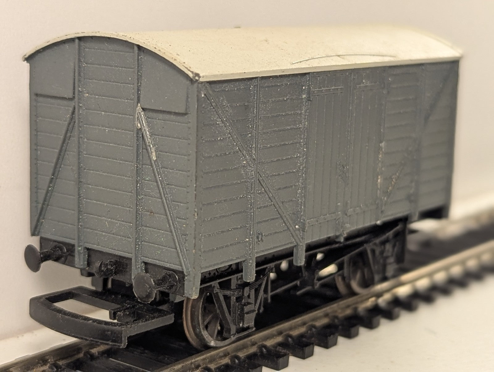 Hornby OO Gauge Ventilated Van Goods Wagon Plain Grey