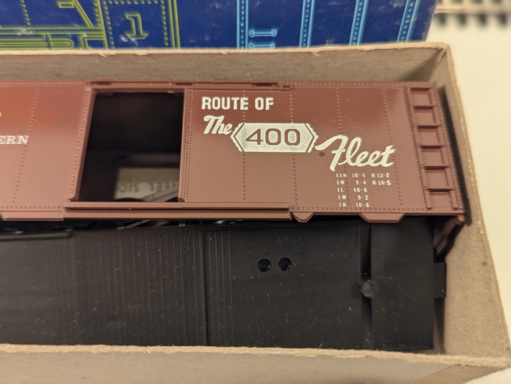 Roundhouse Products HO Gauge Chicago & North Western Box Car Kit boxed
