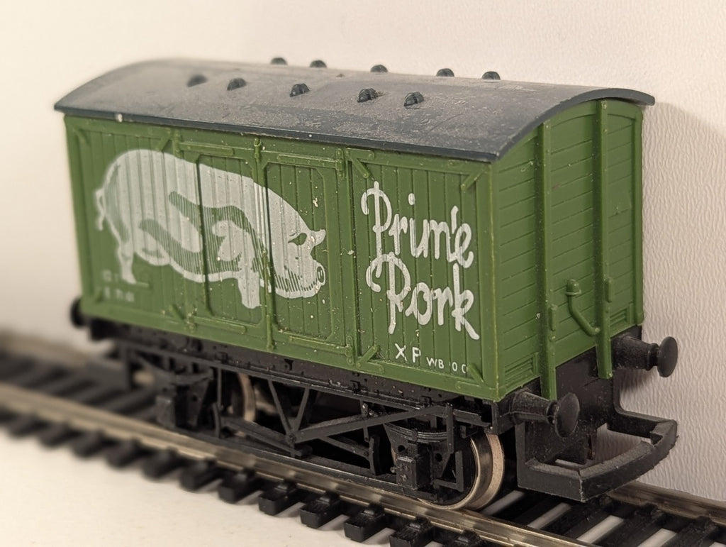 Hornby R216 ‘Prime Pork’ 4-Wheel Box Van – OO Gauge