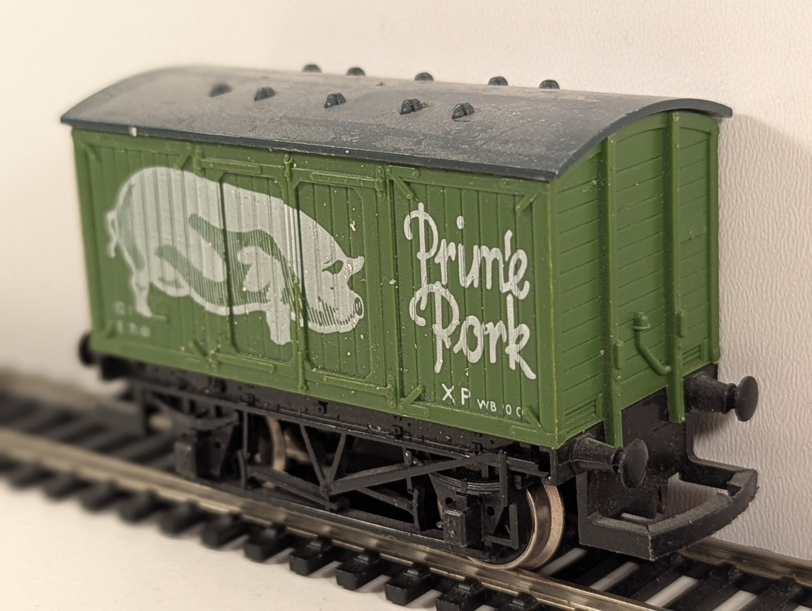 Hornby R216 ‘Prime Pork’ 4-Wheel Box Van – OO Gauge