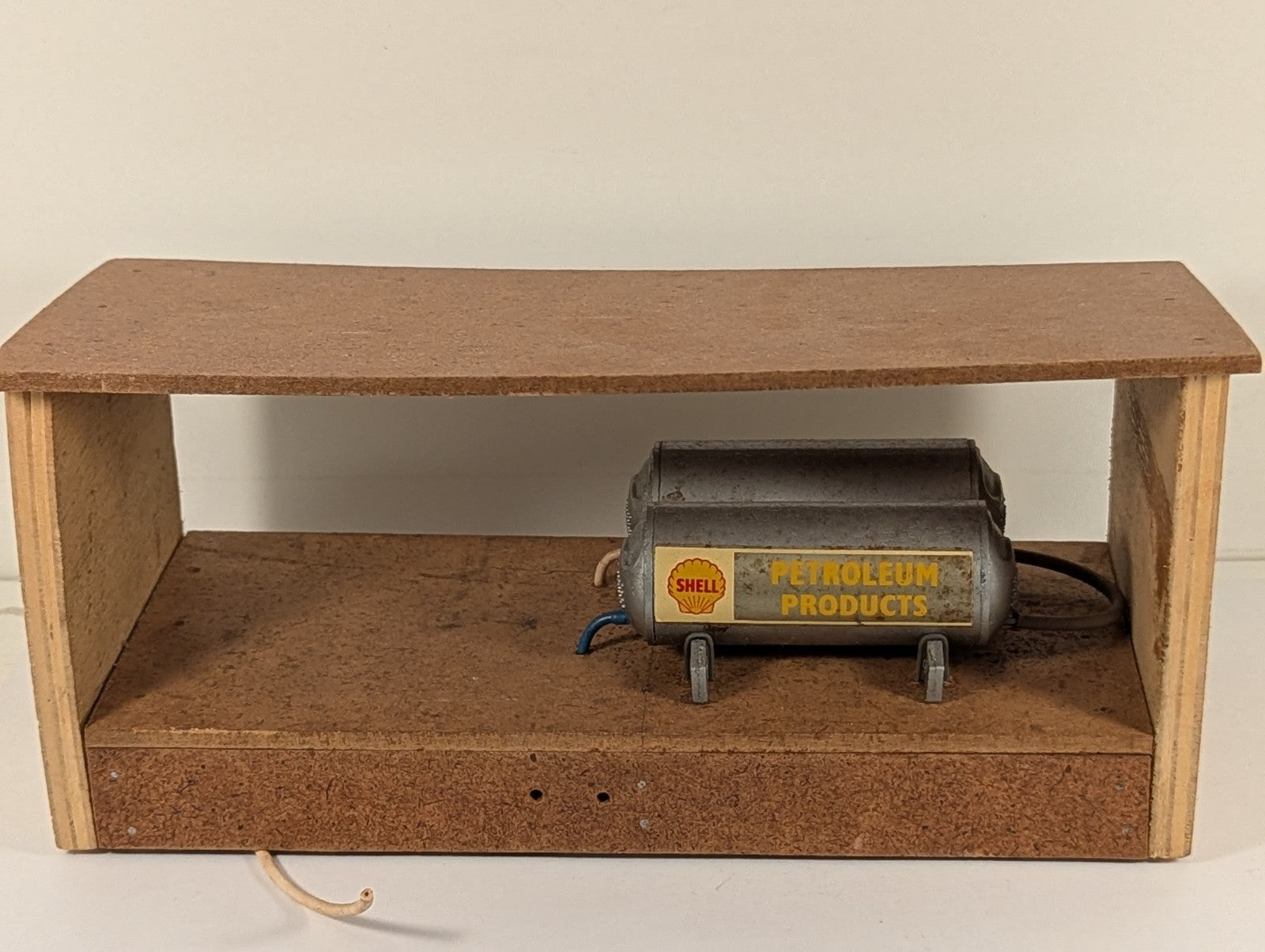 OO Gauge Wooden Building for Fuel Tankers