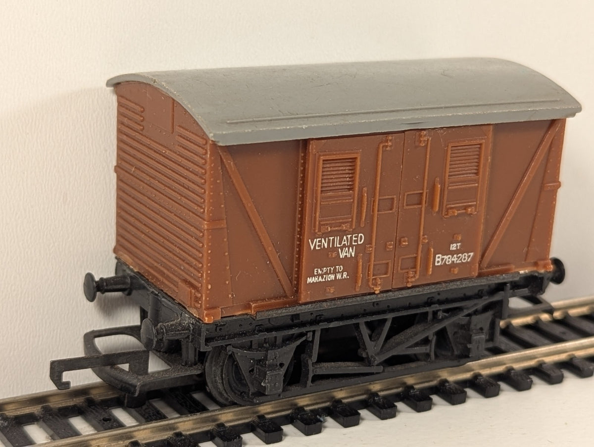 Tri-ang R11A OO Gauge 12-Ton Closed Van