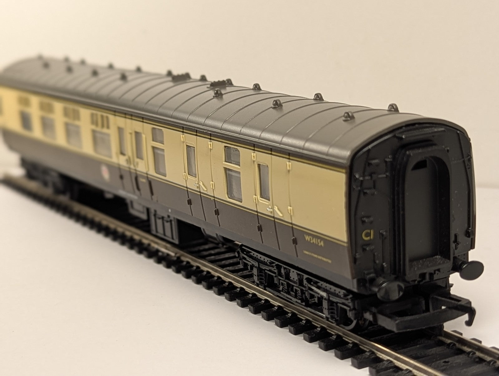 Hornby R4050 OO Gauge BR Western Region Mk1 Brake Coach W34154 Chocolate & Cream