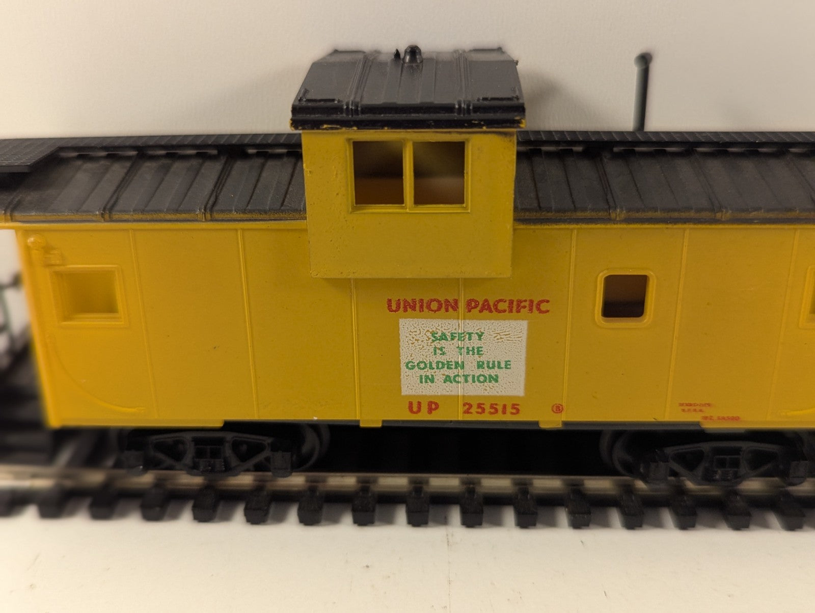 AHM HO Gauge Union Pacific Extended Vision Caboose