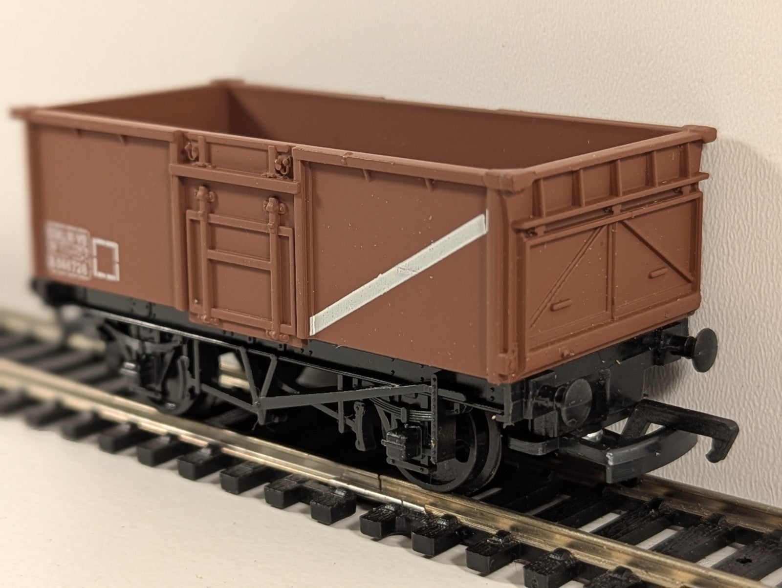 Mainline Railways 37-144 OO Gauge 16-Ton Steel Mineral Wagon – BR Brown