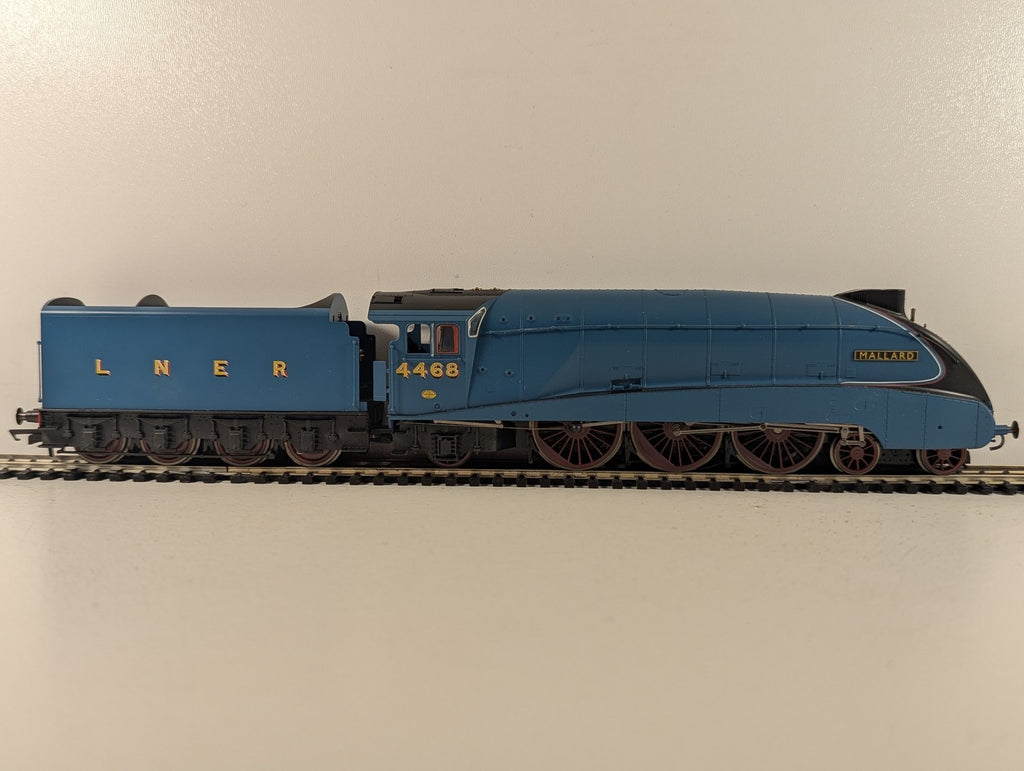 Hornby OO Gauge Class A4 'Mallard' Steam Locomotive 4468 LNER Garter Blue R2339