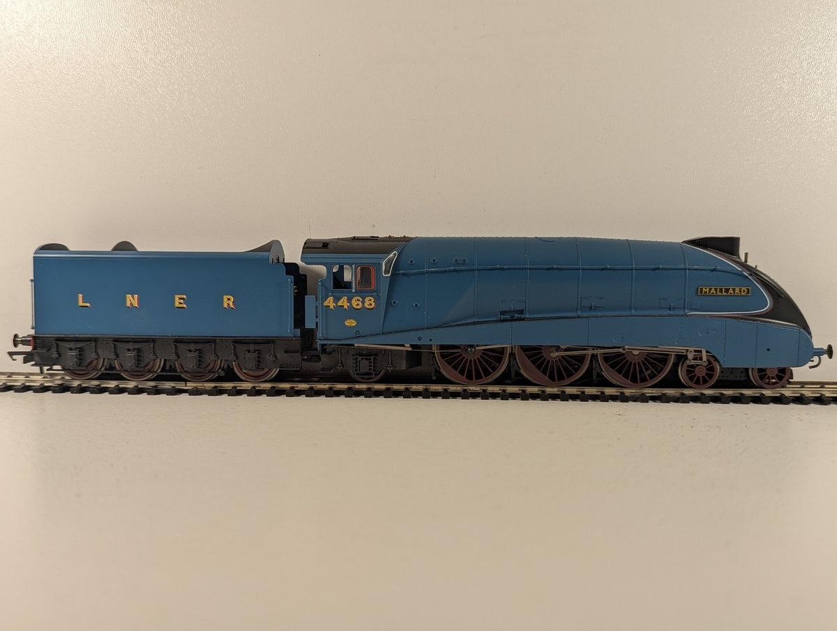 Hornby OO Gauge Class A4 'Mallard' Steam Locomotive 4468 LNER Garter Blue R2339