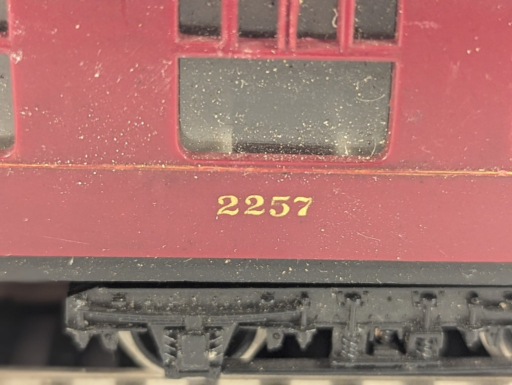 Hornby OO Gauge LMS Composite Coach Railway Coach 2257 LMS Crimson Lake