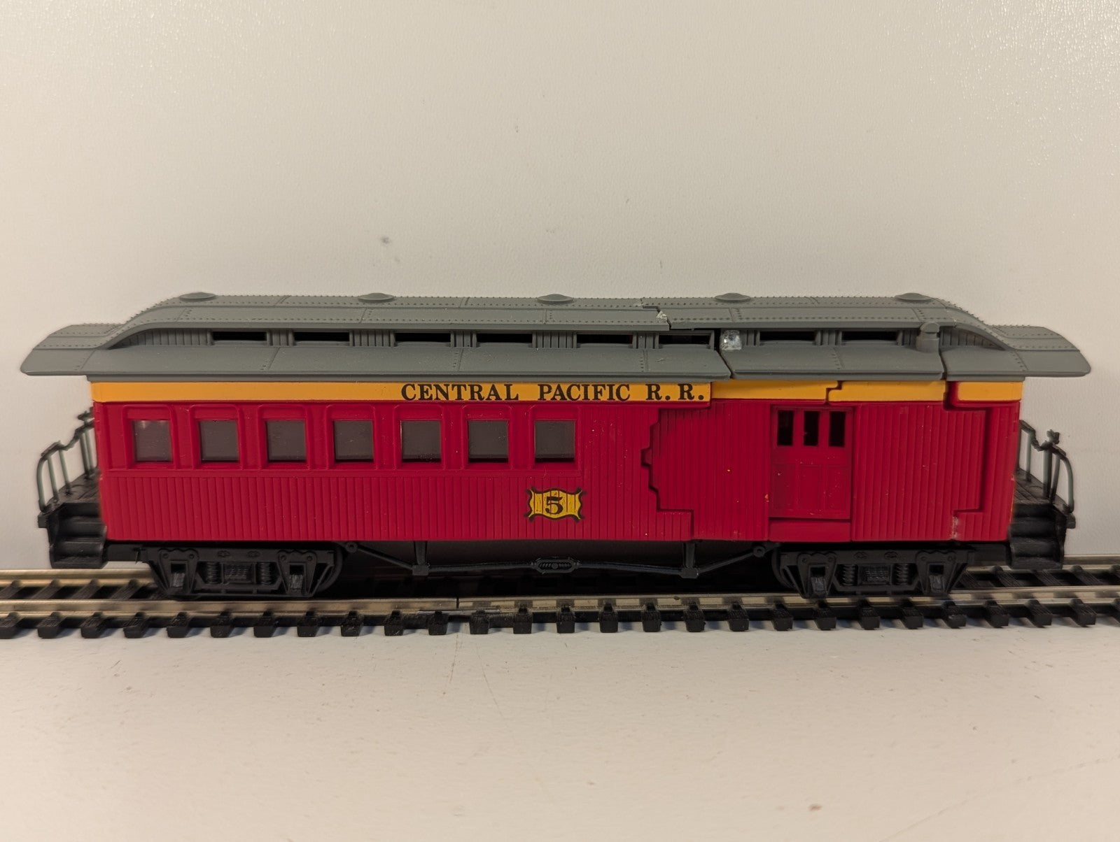 Bachmann HO Scale 47' Old-Time Combine Coach - Central Pacific Railroad