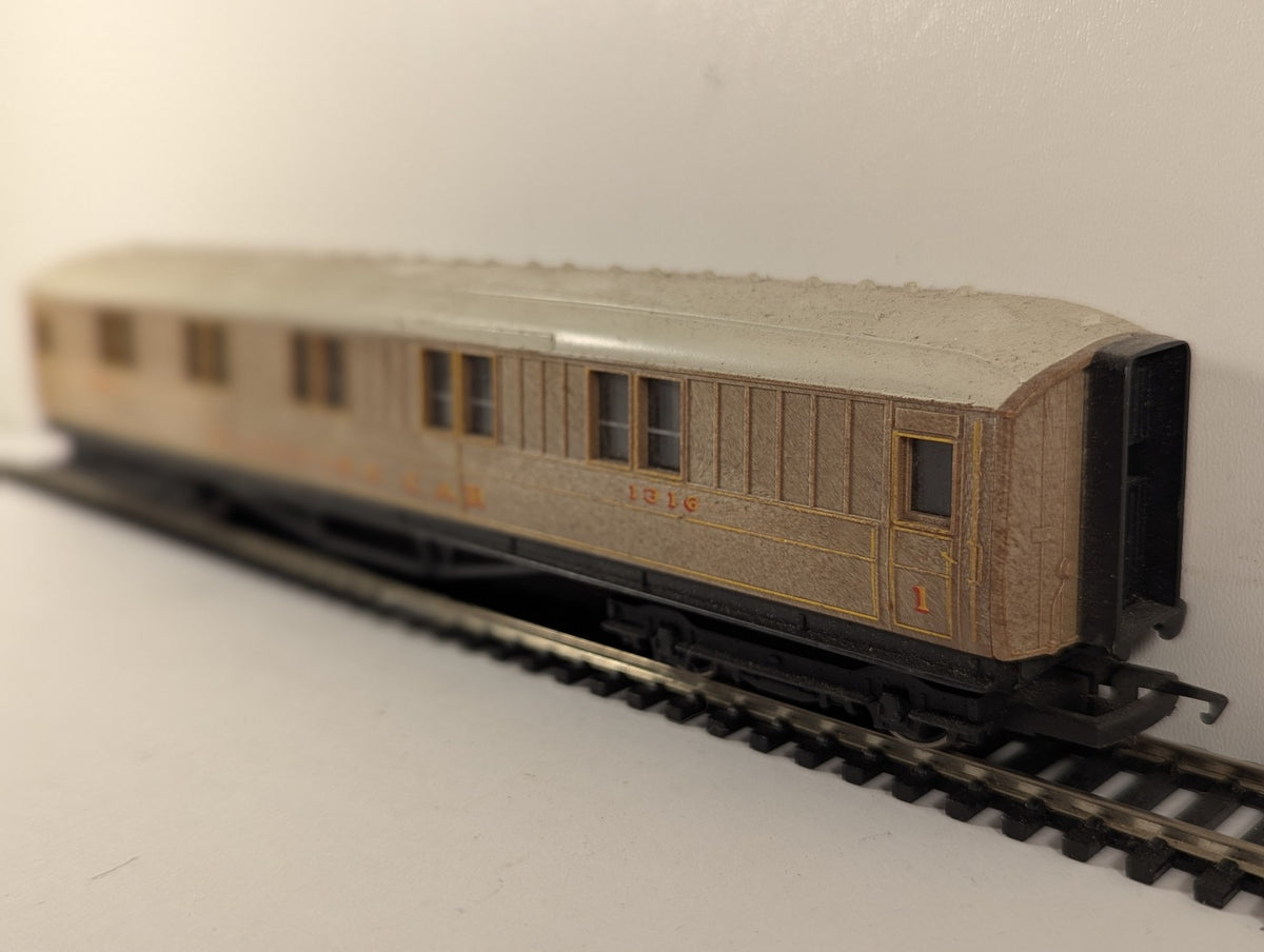 Hornby OO Gauge Gresley Teak First Class Sleeping Car Passenger Coach 1316