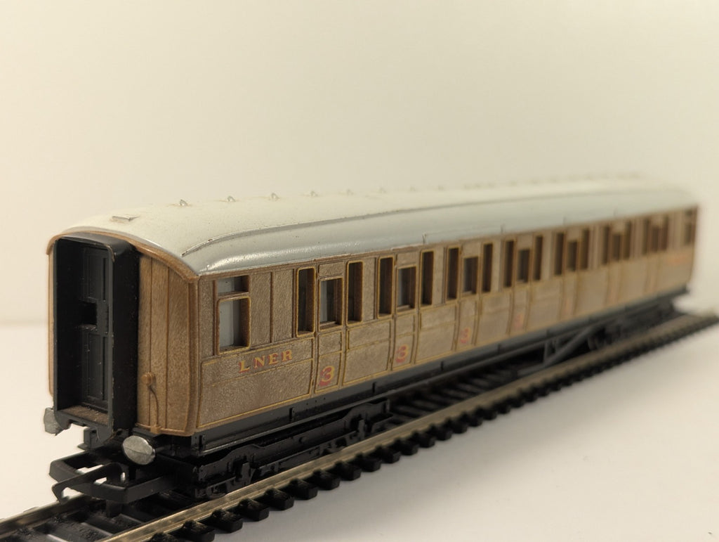 Hornby RailRoad OO Gauge LNER Teak Coach for Flying Scotsman