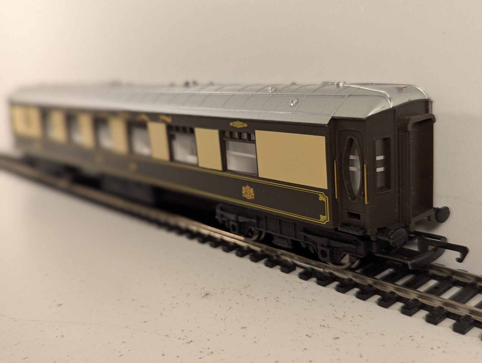 Hornby OO Gauge Pullman Parlour Car Passenger Coach Pullman Umber & Cream