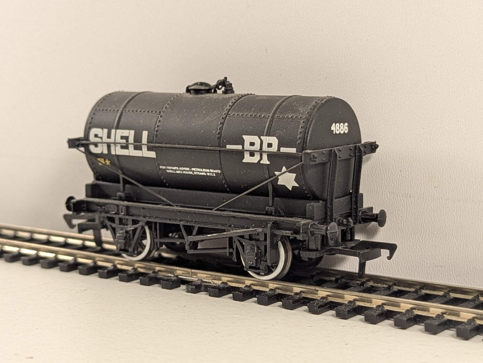 Bachmann Branchline OO Gauge Shell 14 Ton Tank Wagon - Wrong Box
