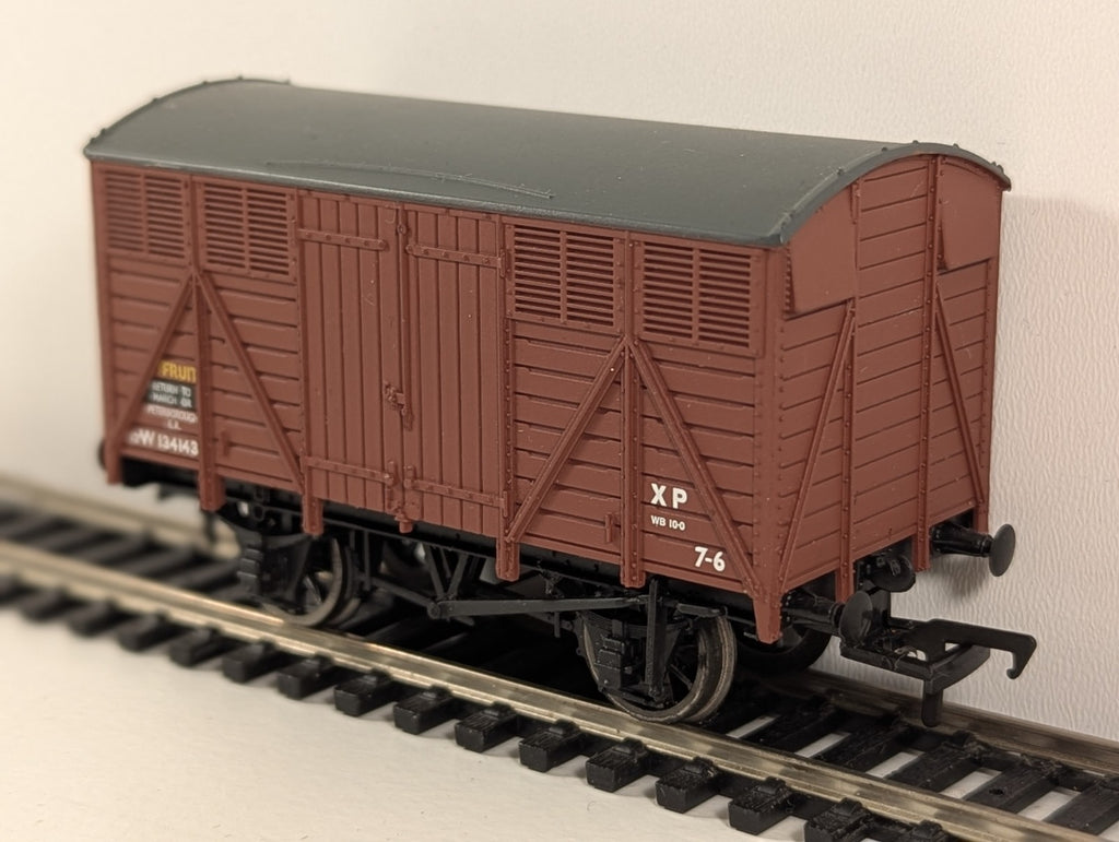 Bachmann Branchline OO Gauge 12-Ton Fruit Van