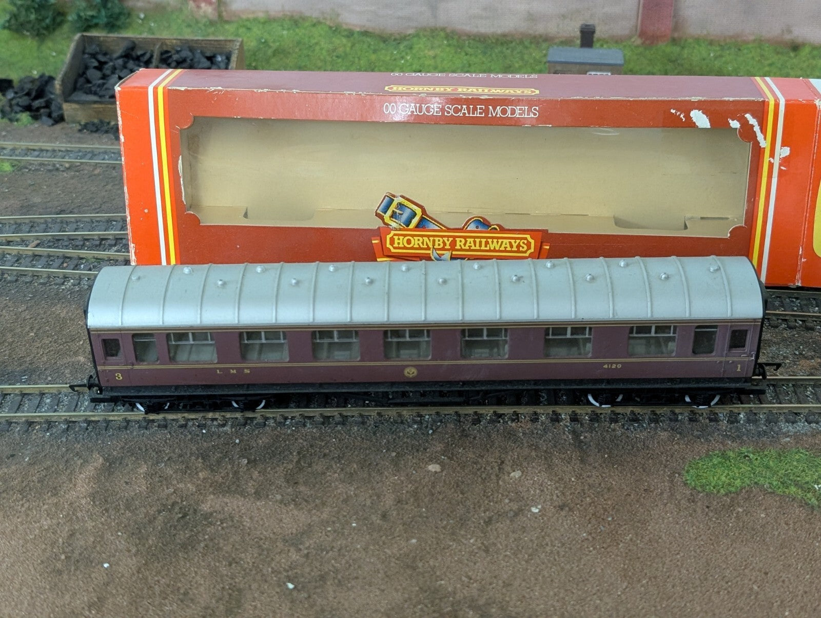 Hornby R474 Hornby RN 4120 LMS Stannier Composite Coach OO Gauge
