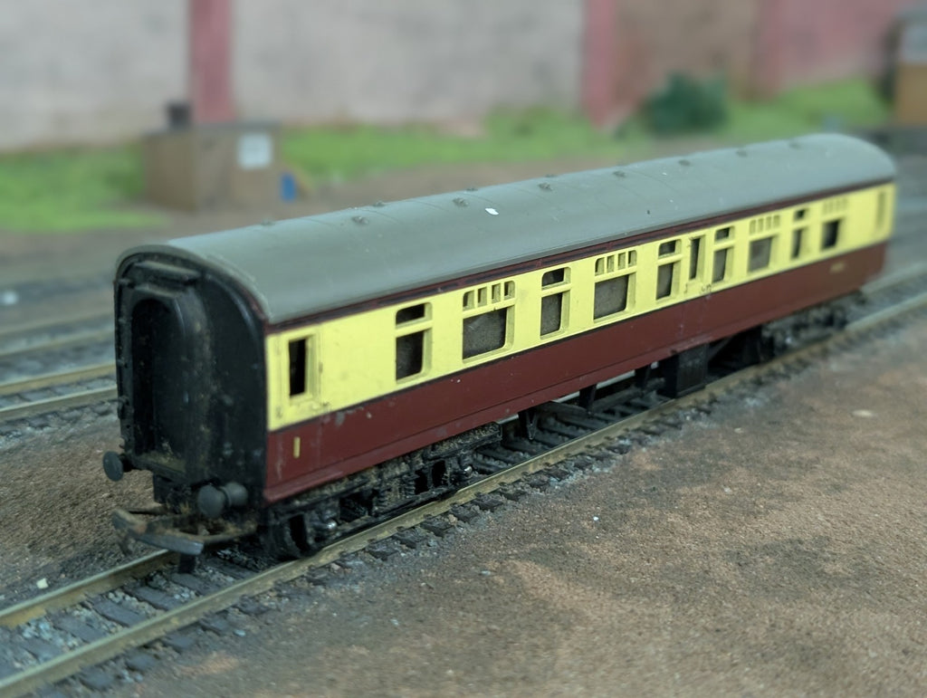 Triang OO R29/221 Maroon & Cream Coach  24010 1st Class