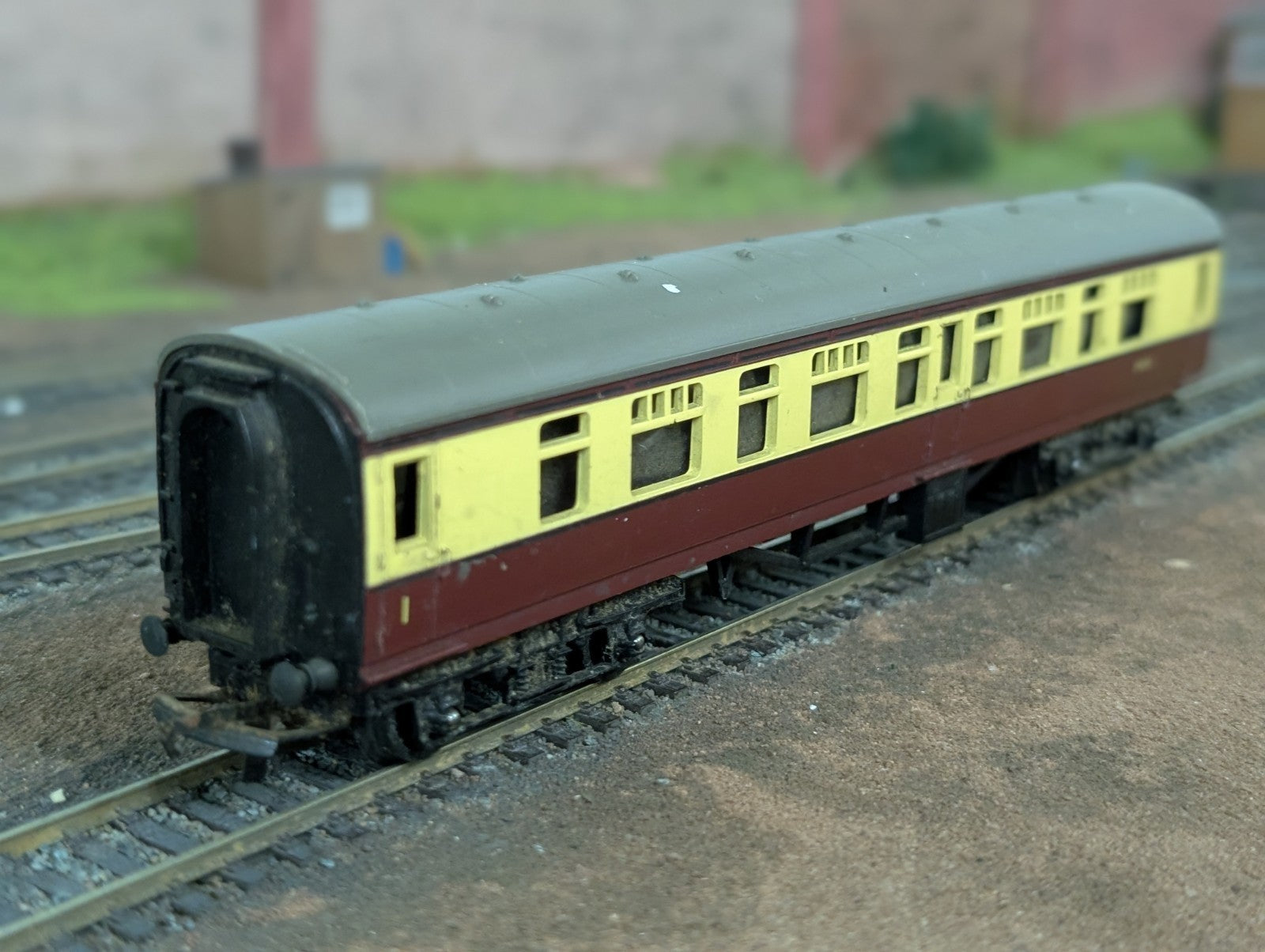 Triang OO R29/221 Maroon & Cream Coach  24010 1st Class
