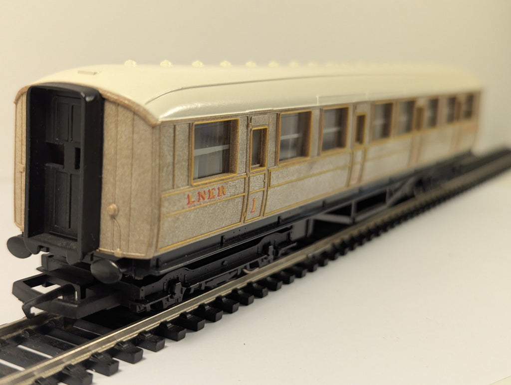 Hornby OO Gauge LNER Teak Composite Coach - missing front coupling