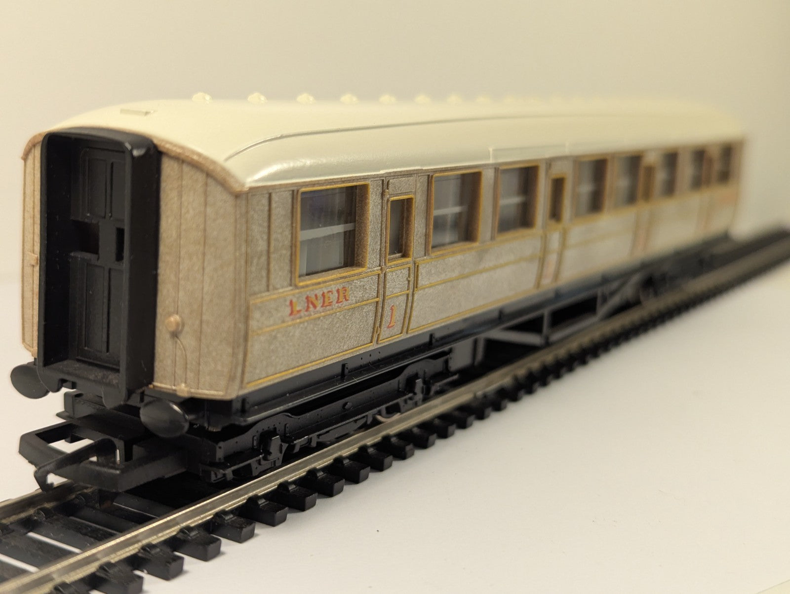 Hornby OO Gauge LNER Teak Composite Coach - missing front coupling