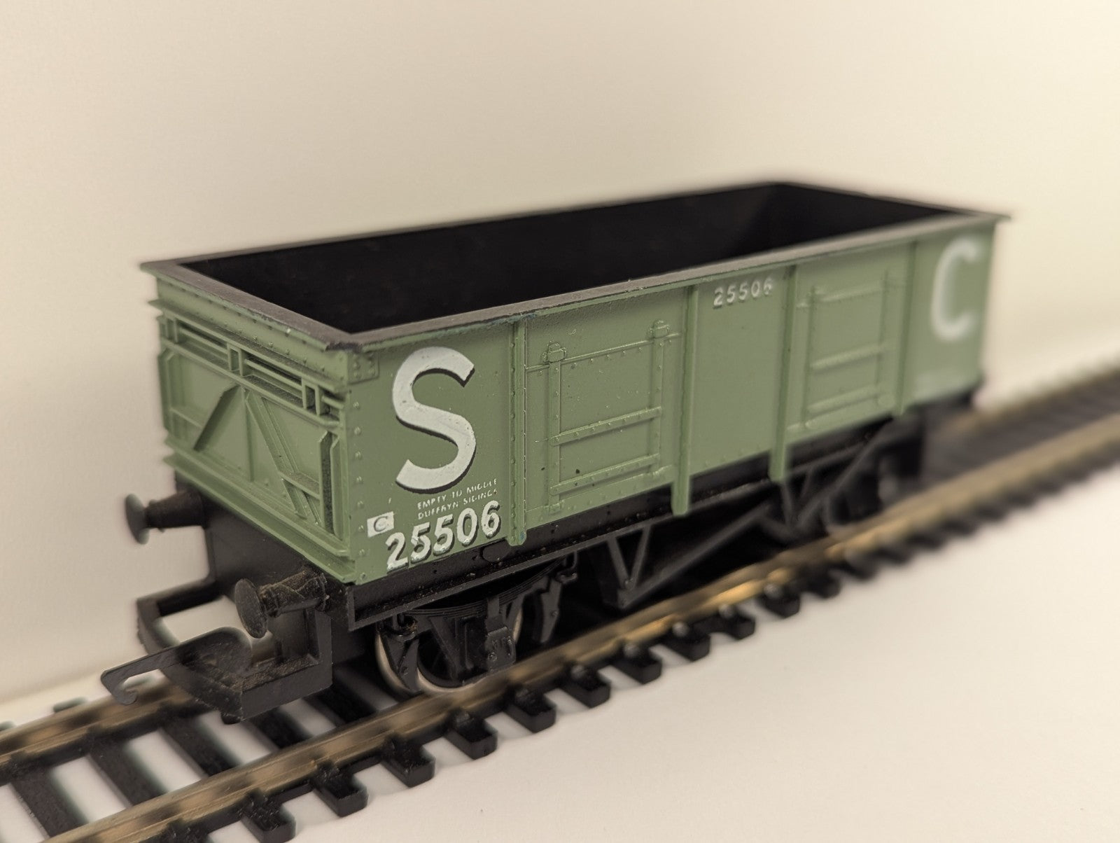 Hornby R730 OO gauge 21T steel mineral wagon Stephenson & Clarke pale green
